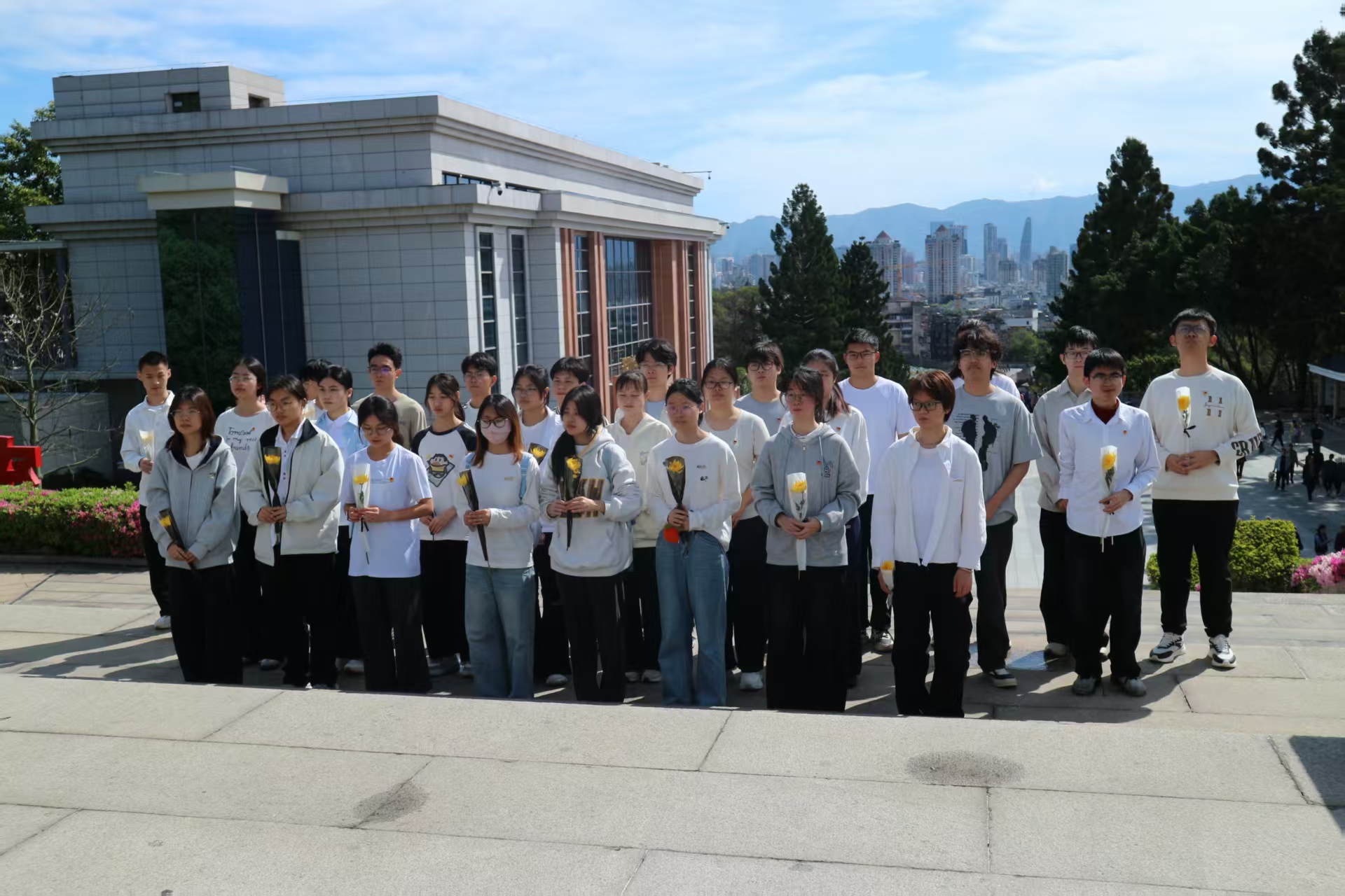 物信学院开展“缅怀先烈，传承红色基因”清明主题实践活动